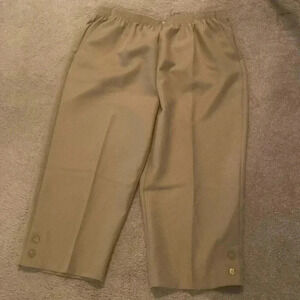 Alfred Dunner womens pull on capri pants size 16 in color khaki